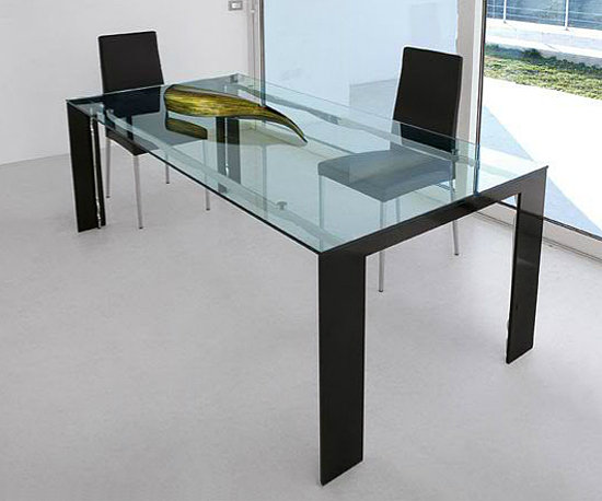 Fines dining table from Steelline