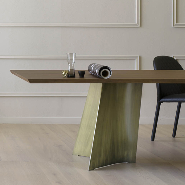 Maggese dining table from Miniforms, designed by Paolo Cappello