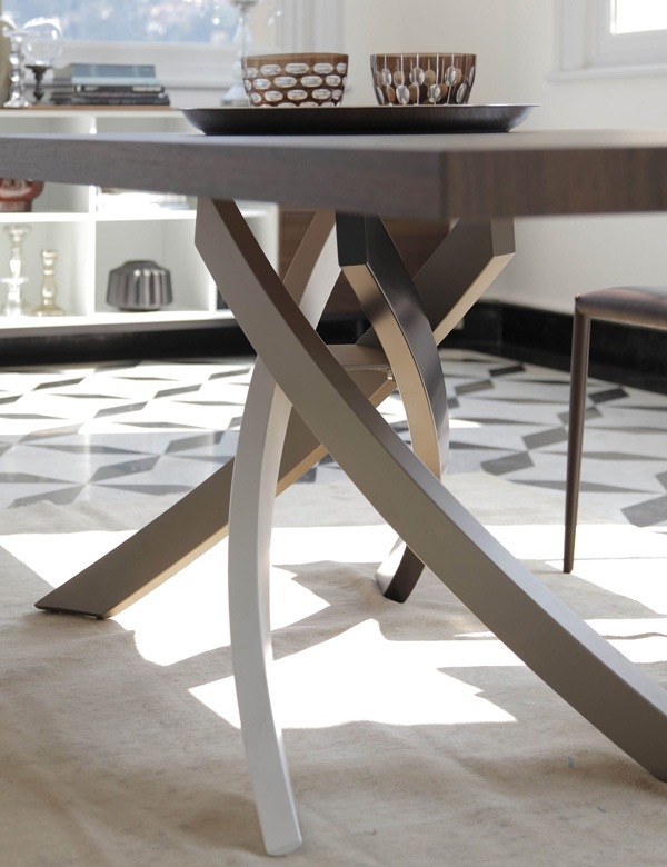 Artistico dining table from Bontempi, designed by Dondoli and Pocci